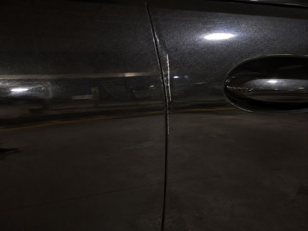 Audi Q7 bez SKINGARD folije — ogrebotina od vrata na parkingu