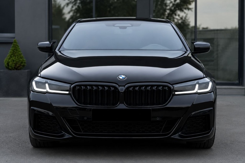 BMW serije 5 sa SKINGARD PPF folijom — hauba bez oštećenja